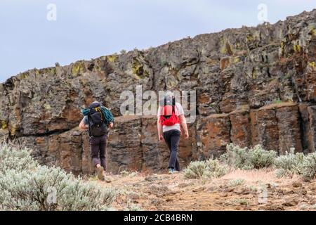 Rock grimpeurs Ascend sur vertical Basalt Rock à Frenchmen Coulee Près de Columbia River plateau Area Washington State Banque D'Images