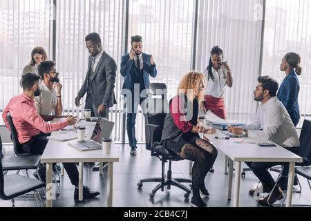 Ambiance détendue il business company réunion. Chef d'équipe en costume officiel de discuter de nouvelles façons de vision et d'idées de revenus augmentent avec les subordonnés. Banque D'Images