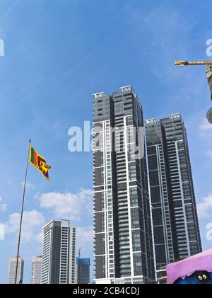 dh Galle face Green bâtiments COLOMBO VILLE SRI LANKA un Galle face front de mer appartements construction de drapeau sri-lankais Banque D'Images