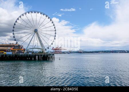 La grande roue de Ferris à l'embarcadère 57 sur Elliott Bay à Seattle, Washington Banque D'Images