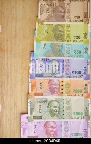 Gros plan de tout nouveaux billets de banque colorés en monnaie indienne de 10, 20 jaunes, 50, violet 100, 200, 500 et rose 2000 roupies émis et en circulateur Banque D'Images