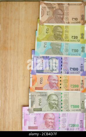 Gros plan de tout nouveaux billets de banque colorés en monnaie indienne de 10, 20 jaunes, 50, violet 100, 200, 500 et rose 2000 roupies émis et en circulateur Banque D'Images
