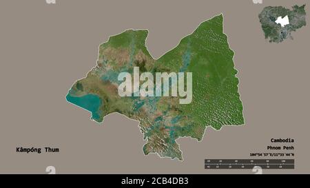 Forme de Kâmpóng Thum, province du Cambodge, avec sa capitale isolée sur fond solide. Échelle de distance, aperçu de la région et libellés. Image satellite Banque D'Images