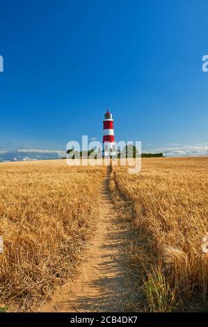 Happisburgh, Norfolk, phare rayé rouge et blanc contre un ciel bleu Banque D'Images