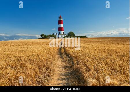 Happisburgh, Norfolk, phare rayé rouge et blanc contre un ciel bleu Banque D'Images