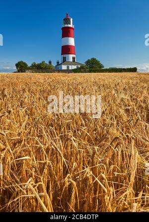 Phare de Happisburgh Norfolk, bâtiment emblématique à rayures rouges et blanches dans un ciel bleu clair d'été. Banque D'Images