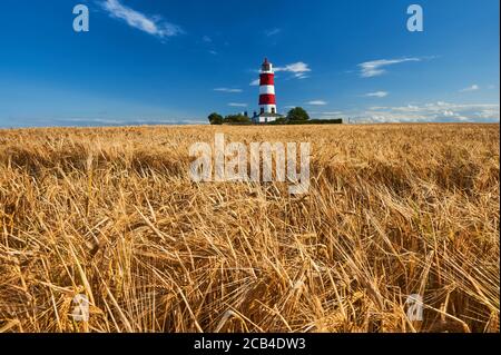 Phare de Happisburgh Norfolk, bâtiment emblématique à rayures rouges et blanches dans un ciel bleu clair d'été. Banque D'Images