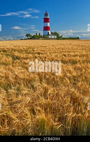 Phare de Happisburgh Norfolk, bâtiment emblématique à rayures rouges et blanches dans un ciel bleu clair d'été. Banque D'Images