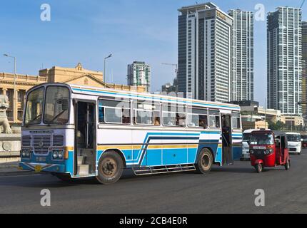 dh Galle face rond-point COLOMBO VILLE SRI LANKA Sri Lankan Ashok Leyland bus Tuk Tuk taxi trafic asiatique Banque D'Images