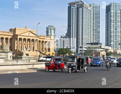 dh Galle face rond-point COLOMBO VILLE SRI LANKA Cars Tuk Trafic de taxis tuk Old Parliament Building Banque D'Images