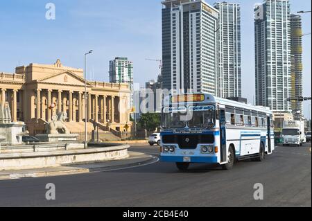 dh Galle face rond-point COLOMBO VILLE SRI LANKA Sri Lankan Trafic de bus Ashok Leyland Old Parliament Building Banque D'Images