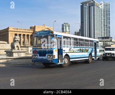 dh Galle face rond-point COLOMBO VILLE SRI LANKA Sri Lankan Trafic de bus Ashok Leyland Banque D'Images