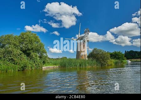 Moulin à vent TURF Fen sur les rives de la rivière Ant, Norfolk Broads, Norfolk, Angleterre Banque D'Images