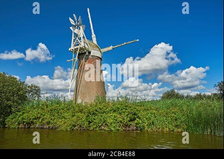 Moulin à vent TURF Fen sur les rives de la rivière Ant, Norfolk Broads, Norfolk, Angleterre Banque D'Images