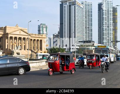 dh Galle face rond-point COLOMBO VILLE SRI LANKA Cars Tuk Taxis Tuks, circulation Old Parliament Building Banque D'Images