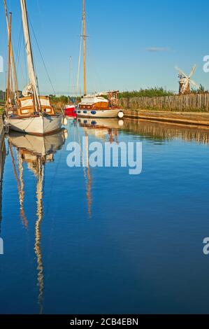 La pompe à vent de Norfolk Broads, avec une variété de bateaux amarrés dans la digue en soirée d'été Banque D'Images