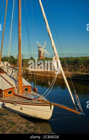 La pompe à vent Horsey Dyke et Horsey dans le parc national de Norfolk Broads un après-midi d'été, avec des bateaux amarrés le long de la digue Banque D'Images