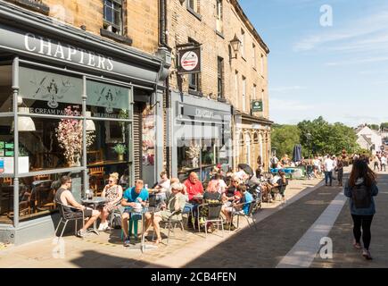 Les gens assis à l'extérieur de Chapters salon de thé et restaurant dans la ville de Durham, Angleterre, Royaume-Uni Banque D'Images