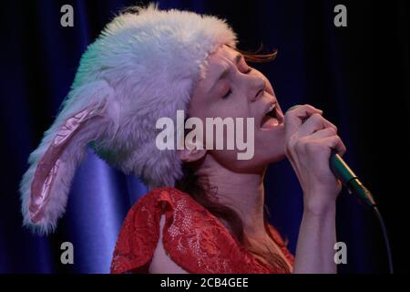 BALA CYNWYD, PA, Etats-Unis - 26 AVRIL 2018 : la chanteuse-compositrice anglaise Kate Nash visite le théâtre de la performance de radio 104.5. Banque D'Images