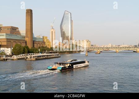 Uber Boat by Thames Clippers en service sur la rivière tamise Banque D'Images