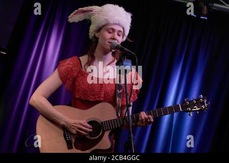 BALA CYNWYD, PA, Etats-Unis - 26 AVRIL 2018 : la chanteuse-compositrice anglaise Kate Nash visite le théâtre de la performance de radio 104.5. Banque D'Images