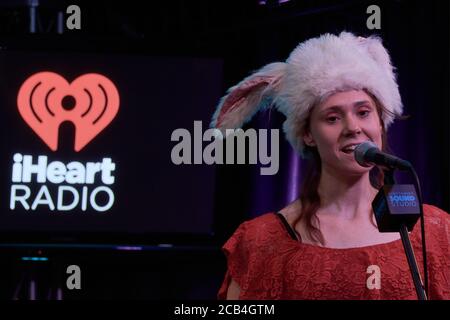 BALA CYNWYD, PA, Etats-Unis - 26 AVRIL 2018 : la chanteuse-compositrice anglaise Kate Nash visite le théâtre de la performance de radio 104.5. Banque D'Images