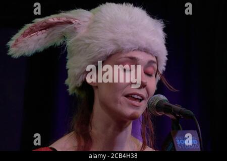 BALA CYNWYD, PA, Etats-Unis - 26 AVRIL 2018 : la chanteuse-compositrice anglaise Kate Nash visite le théâtre de la performance de radio 104.5. Banque D'Images