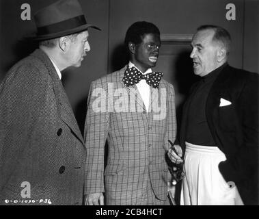 Le réalisateur ALFRED E. GREEN LARRY PARKS à blackface en tant qu'Al Jolson et AL JOLSON sur scène Candid pendant le tournage de L'HISTOIRE DE JOLSON 1946 Columbia Pictures Banque D'Images