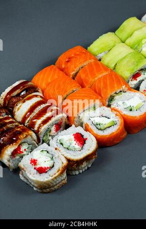 Assortiment de sushis. Roulé à sushis avec avocat, concombre. Roulé à sushis avec saumon et caviar. Roulé à sushis avec thon et caviar. Sur un arrière-plan clair. Japonais Banque D'Images