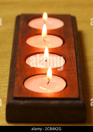Bougies chauffe-plat dans un support en bois. Banque D'Images