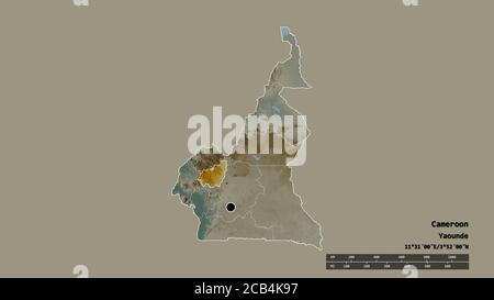 Forme désaturée du Cameroun avec sa capitale, sa principale division régionale et la zone Ouest séparée. Étiquettes. Carte topographique de relief. Rendu 3D Banque D'Images