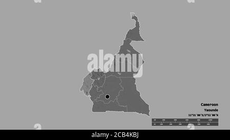 Forme désaturée du Cameroun avec sa capitale, sa principale division régionale et la région Sud-Ouest séparée. Étiquettes. Carte d'élévation à deux niveaux. Rendu 3D Banque D'Images