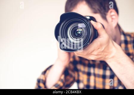 Gros plan d'un jeune homme tenant une caméra Banque D'Images