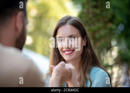 Couple regardant l'un l'autre, en tenant les mains Banque D'Images