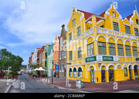 WILLEMSTAD, CURAÇAO - 27 MARS 2017 : maisons colorées en bord de mer à Willemstad, Curaçao. Le centre-ville est classé au patrimoine mondial de l'UNESCO. Banque D'Images