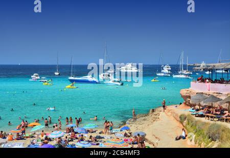 IBIZA, ESPAGNE - 13 JUILLET 2017 : les touristes se détendent sur Cala Comte, célèbre plage de l'île d'Ibiza. Banque D'Images