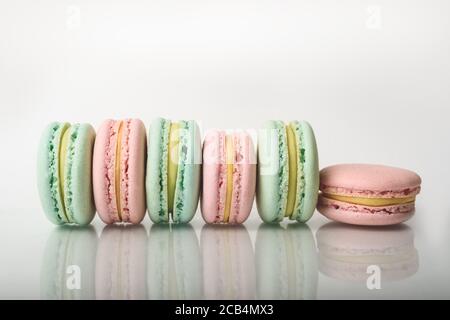 Rangée de macarons colorés sur fond naturel. Banque D'Images