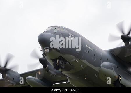 5760 US Air Force Lockheed MC-130J Commando II Hercules (STRIX36) du 67e Escadron des opérations spéciales (Night Owls) à l'approche finale de la RAF Mildenhall. Jeudi 16 juillet 2020. (Crédit : Jon Hobley | MI News) Banque D'Images