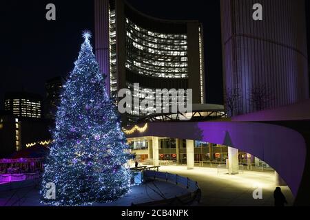 Toronto, Canada - le 16 décembre 2019 : l'arbre de Noël devant l'hôtel de ville de Toronto est illuminé de décorations lumineuses. Banque D'Images