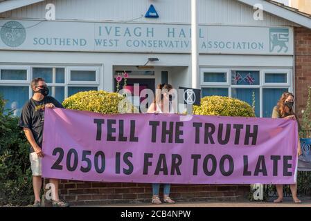 La rébellion de l'extinction, branche de Southend, a organisé une manifestation contre le changement climatique à l'extérieur du bureau conservateur du député de Southend West. Dites la bannière vérité Banque D'Images