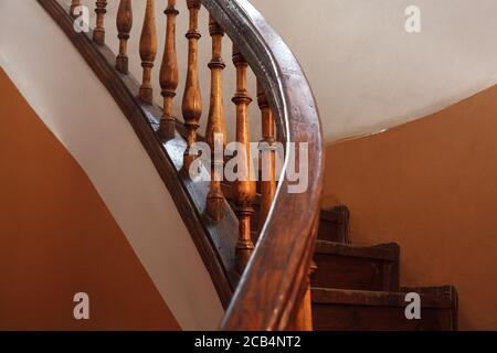 Ancienne rampe d'escalier en spirale en bois avec foyer sélectif Banque D'Images