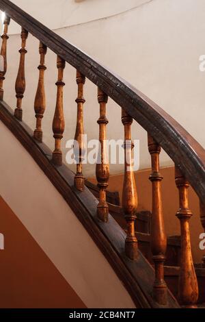 rail d'escalier en spirale en bois avec mise au point sélective. Vue verticale de l'intérieur de la vieille maison Banque D'Images