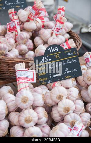 Des bulbes d'ail blanc sont exposés pour la vente sur un marché agricole français de plein air. Banque D'Images
