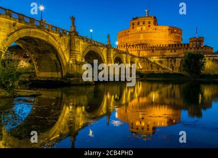 Castel Sant'Angelo, avec le pont Saint-Ange, le long du Tibre à Rome, Italie Banque D'Images