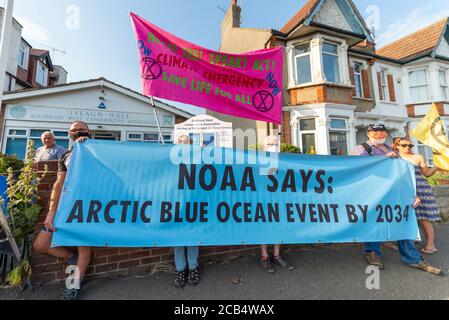 La rébellion de l'extinction, branche de Southend, a organisé une manifestation contre le changement climatique à l'extérieur du bureau conservateur du député de Southend West. NOAA déclin de la glace de mer arctique Banque D'Images