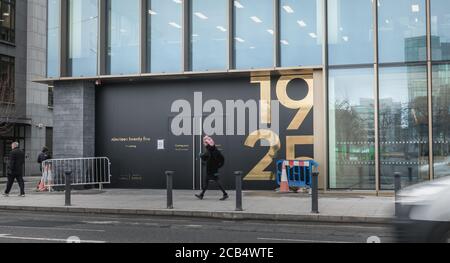 Dublin, Irlande - 12 février 2019 : personnes qui passent devant le célèbre restaurant 1925 lors de ses travaux de rénovation, le jour d'hiver Banque D'Images