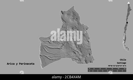 Forme d'Arica y Parinacota, région du Chili, avec sa capitale isolée sur fond solide. Échelle de distance, aperçu de la région et libellés. Élévation biniveau Banque D'Images