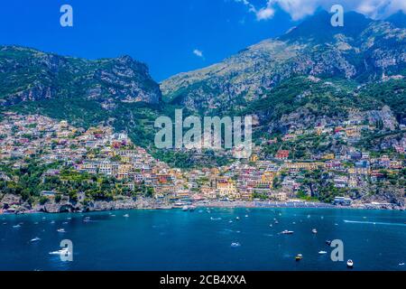 Vue aérienne de Positano sur la côte italienne d'Amalfi Banque D'Images