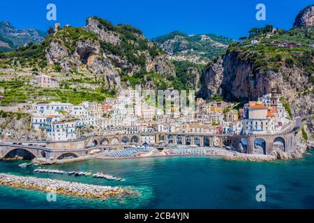 Vue aérienne d'Atrani, une petite ville sur la côte italienne d'Amalfi. Banque D'Images