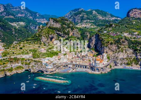 Vue aérienne d'Atrani, une petite ville sur la côte italienne d'Amalfi. Banque D'Images